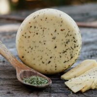 Queso saborizado con orégano orgánico (precio por 100 gramos)