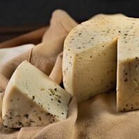 Queso saborizado con albahaca orgánico (precio por 100 gramos)